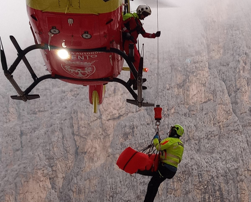 Pale di San Martino, scivola su un nevaio e ruzzola per oltre 30 metri ...