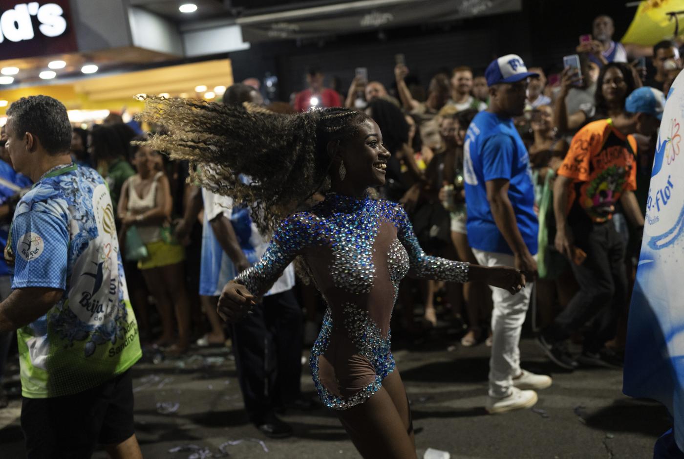 Le scuole di samba sfilano al carnevale di Rio