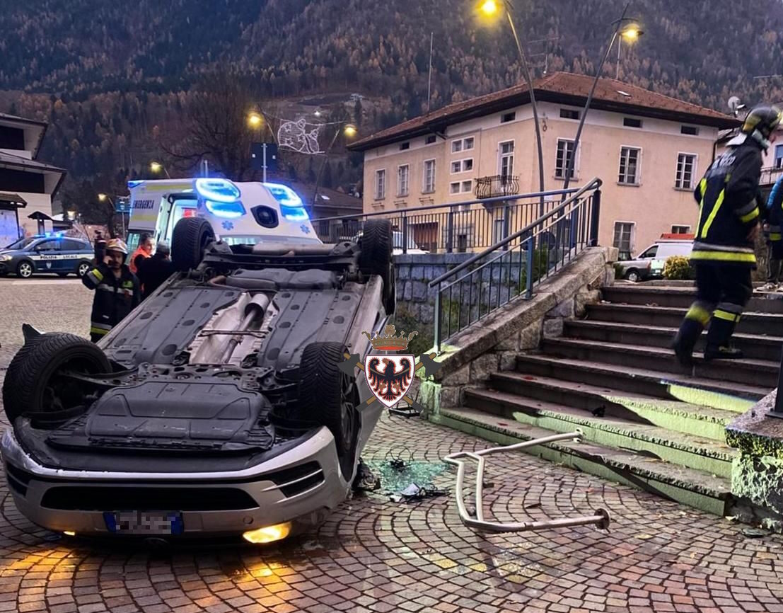 Violento scontro tra due auto a Tione: un mezzo finisce ruote all’aria