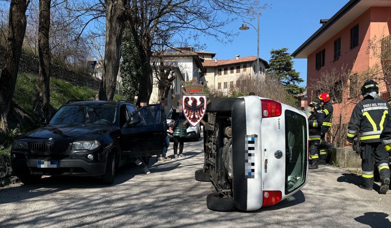 Violento scontro tra due auto a Denno: un mezzo si ribalta. Ferita una ...