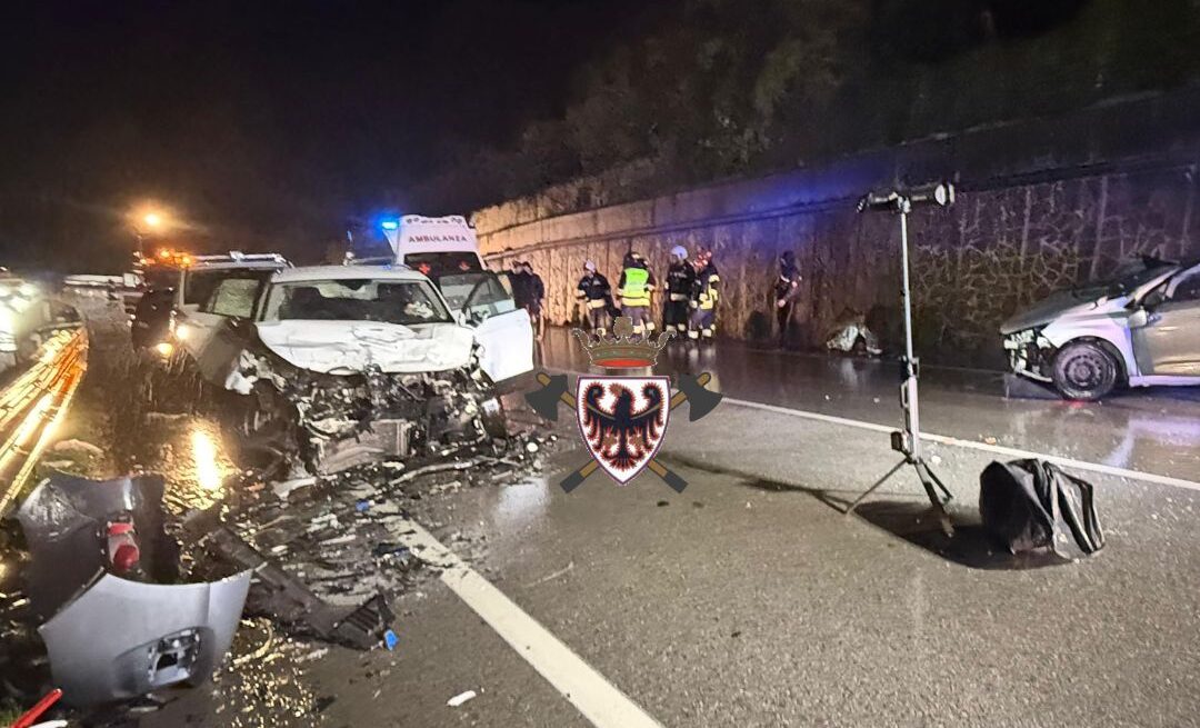 Grave scontro tra due auto a Denno: quattro persone ferite. Due ...