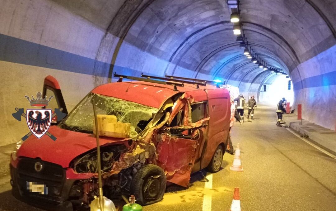 Frontale tra un furgoncino e un camion nella galleria Pulz: ferito un ...
