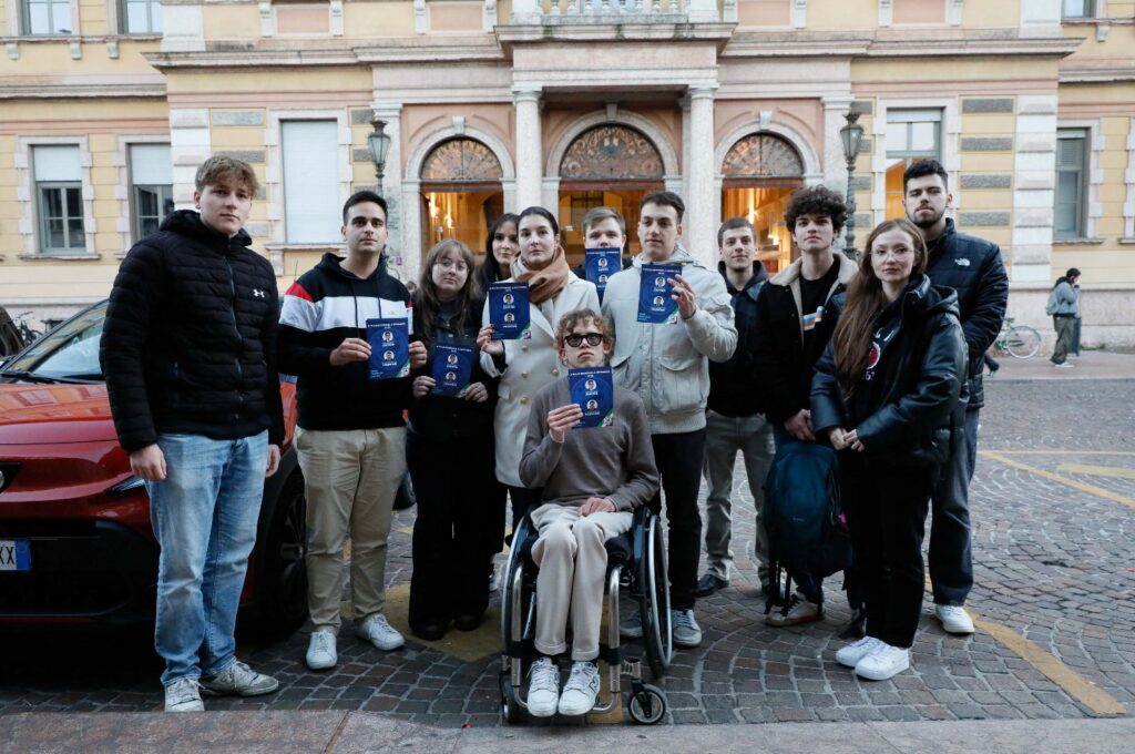 I giovani di Azione Universitaria fotografati a novembre fuori da sociologia