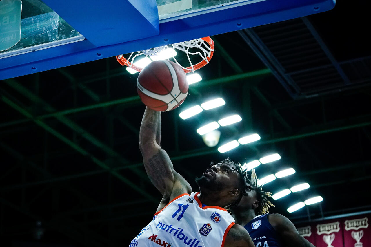 Aquila Basket, sotto canestro arriva il centro Derek Cooke Jr