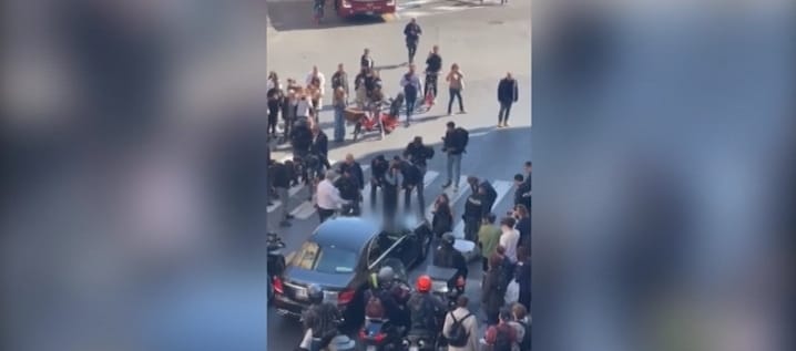 Attivisti di Ultima generazione bloccano il traffico (Frame del video)