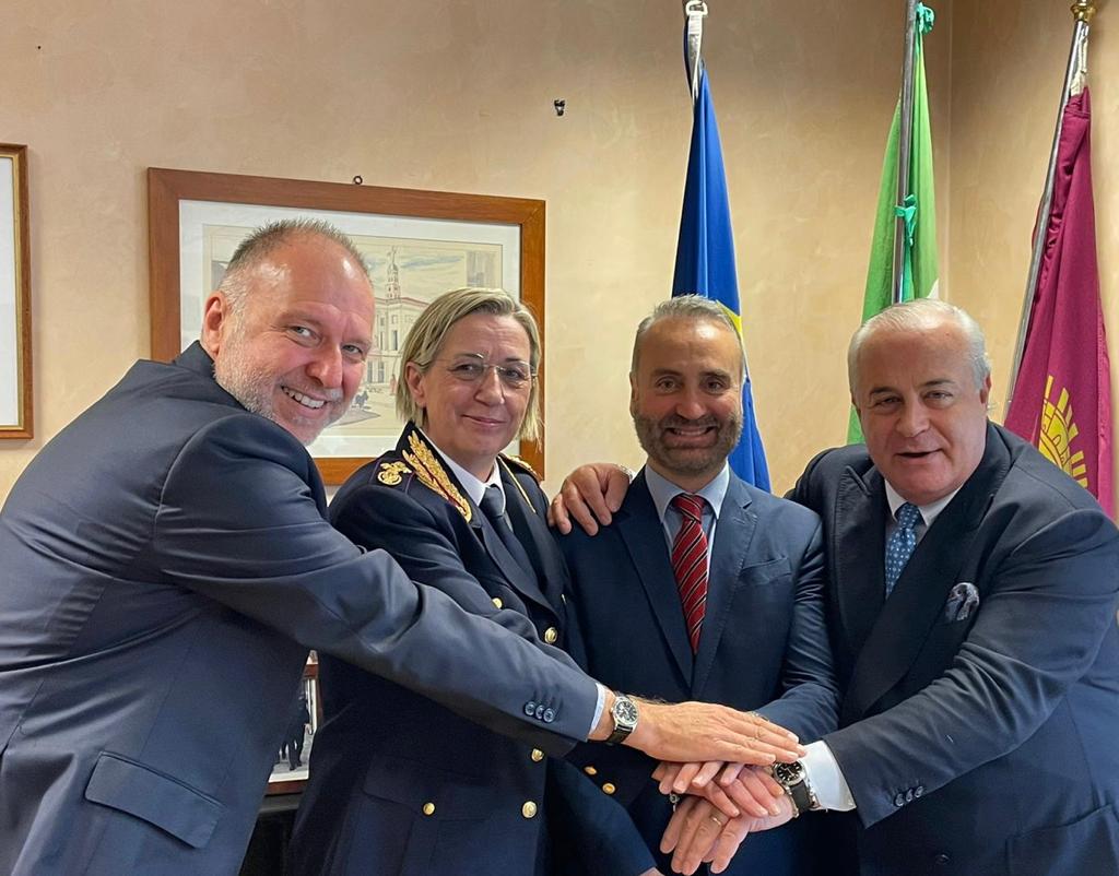 I nuovi dirigenti con il questore Maurizio Improta