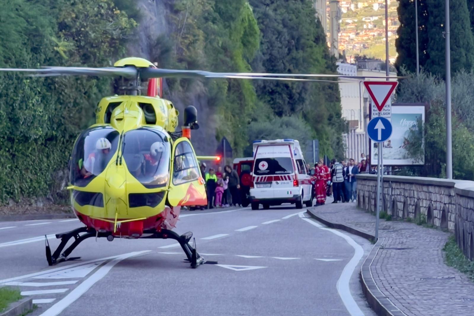 Scontro in galleria tra auto e moto: una donna in ospedale