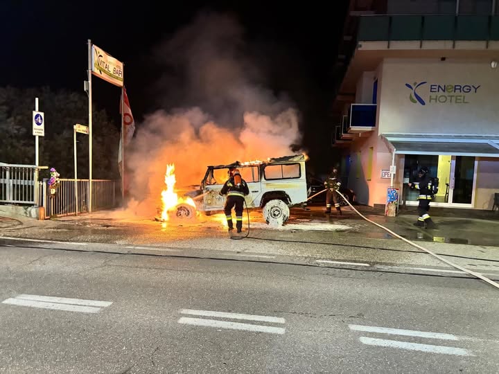 L'auto data alle fiamme a Calceranica