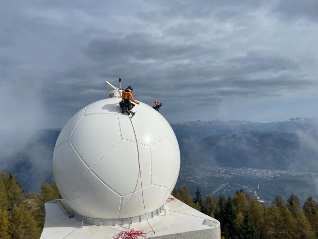 L'installazione del 'radome' a protezione dell'antenna radar sul monte Macaion