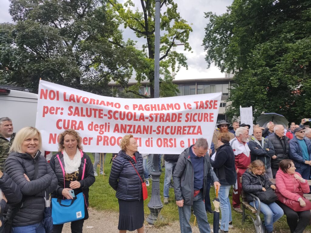 Uno degli striscioni esibiti in piazza