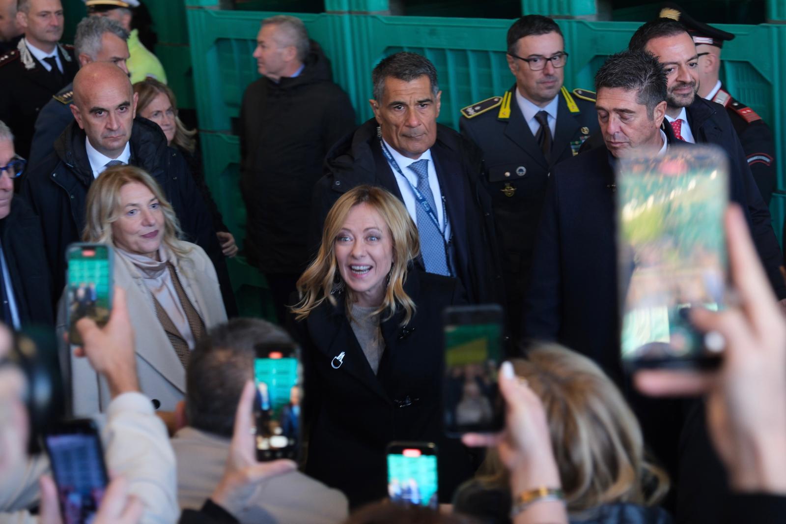 La premier Meloni inaugura a Predaia la funivia delle mele: «Qui ...