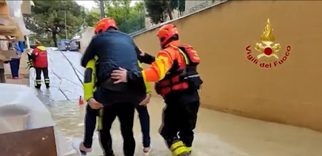 Operaio bloccato in un'azienda per il maltempo e soccorso (Frame dal video)