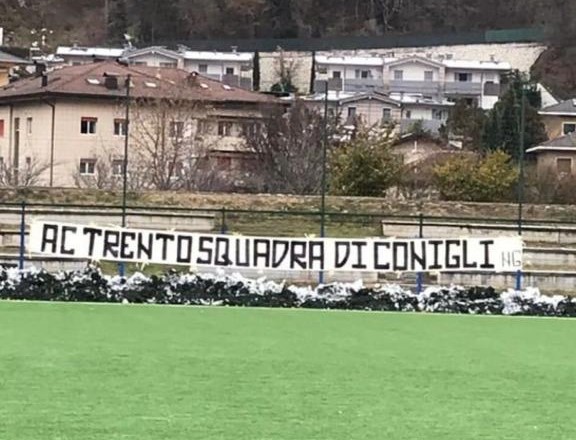 Lo striscione apparso a Melta