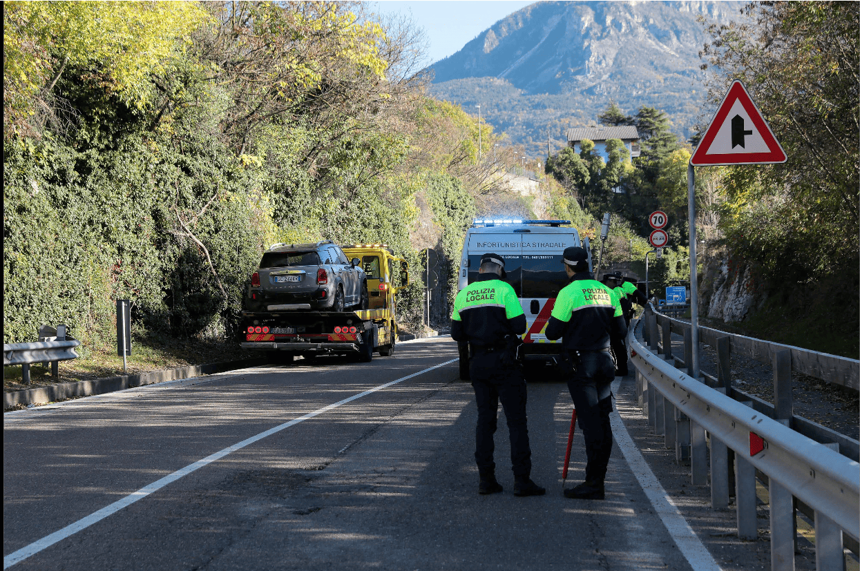 Due auto rischiano lo scontro frontale e poi escono di strada, chiusa ...