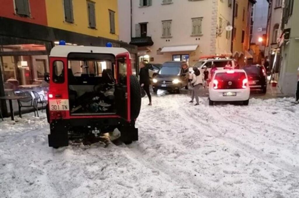 Soccorsi a Torbole, dopo il nubifragio del 30 maggio