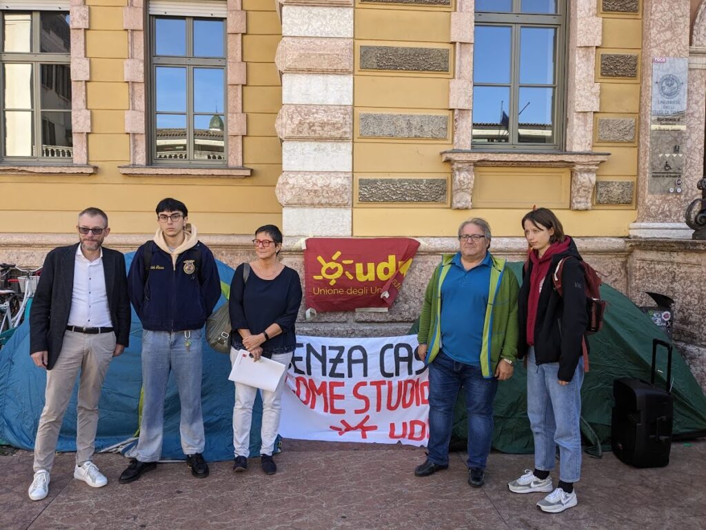 Trento, protesta studenti sul caro affitti