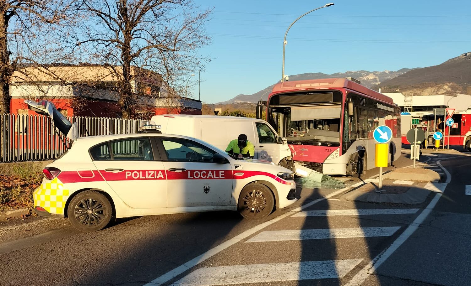 Rovereto, scontro tra furgone e autobus di linea: numerosi feriti e ...