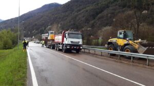 Mezzi al lavoro sulla statale del Caffaro dopo la frana