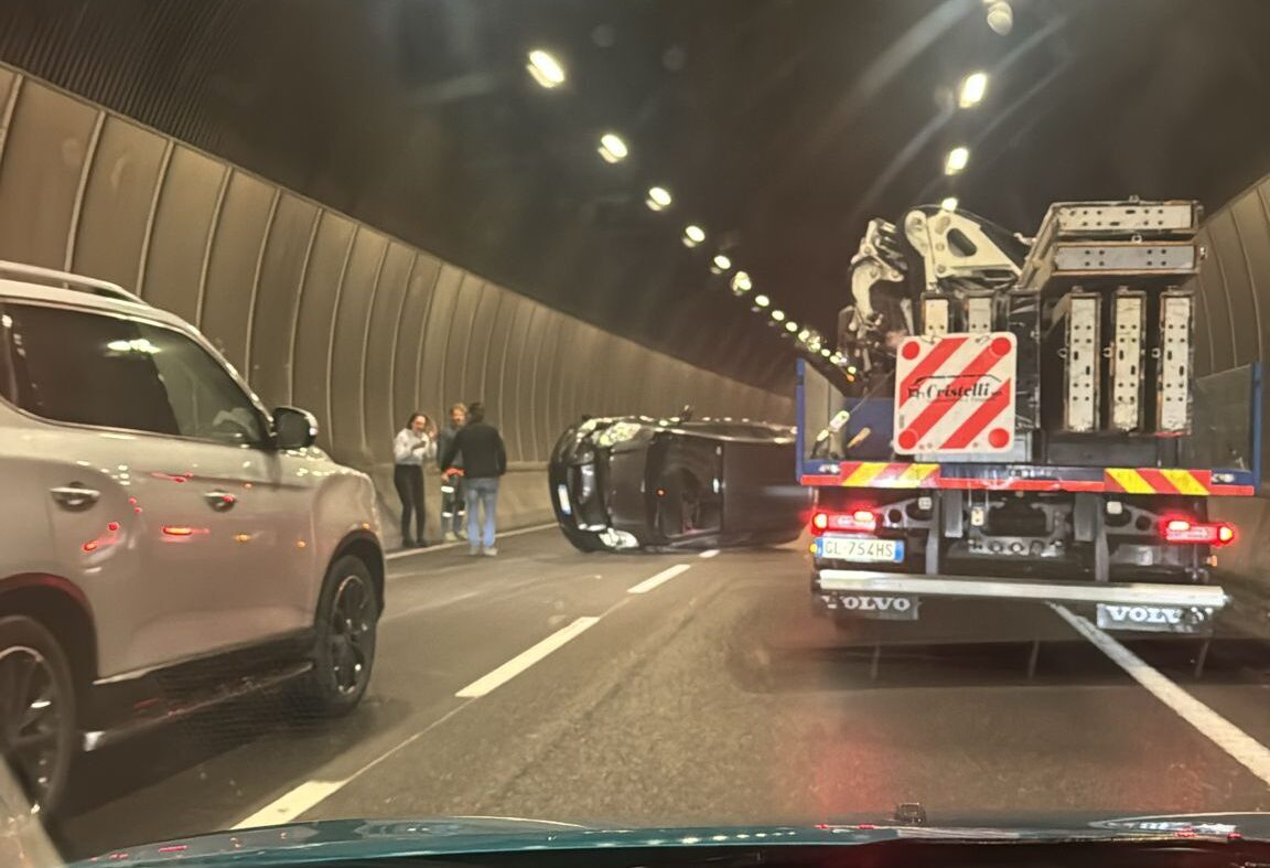 Martignano, auto si ribalta in galleria: traffico in tilt