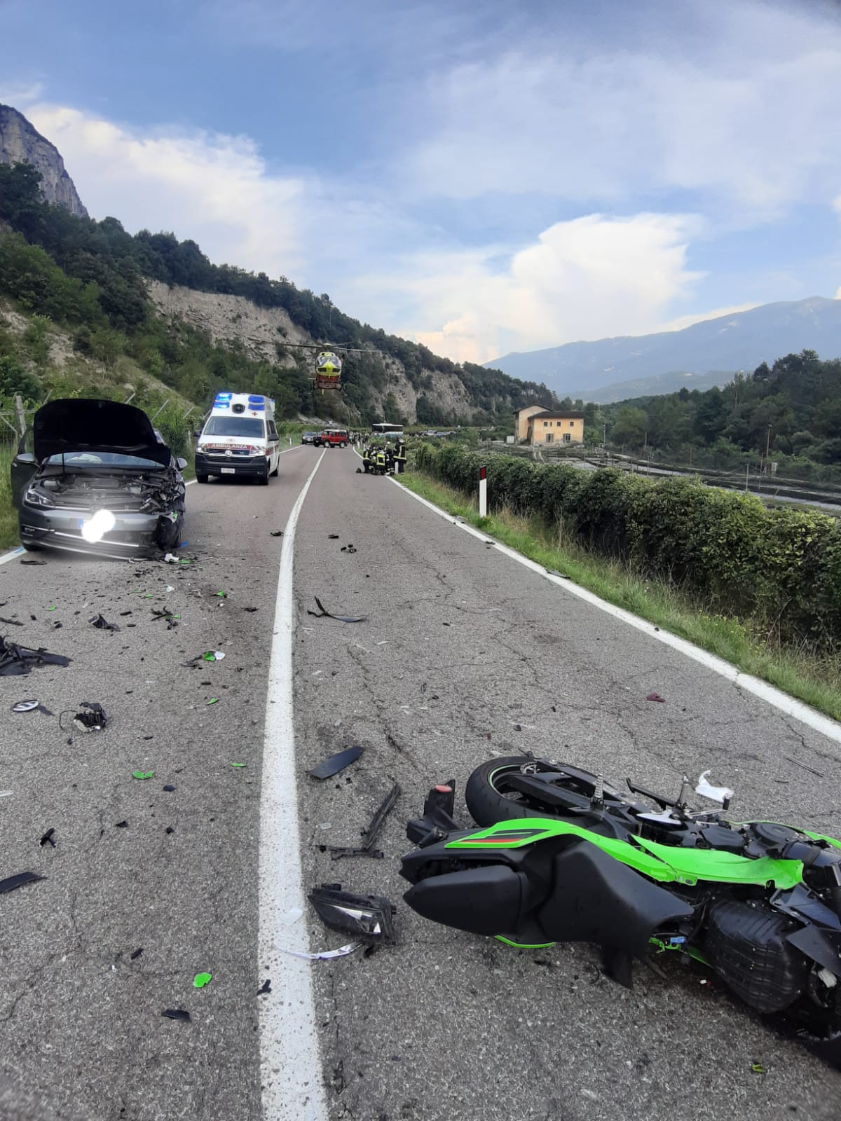 Dro, schianto tra auto e moto: in tre in ospedale