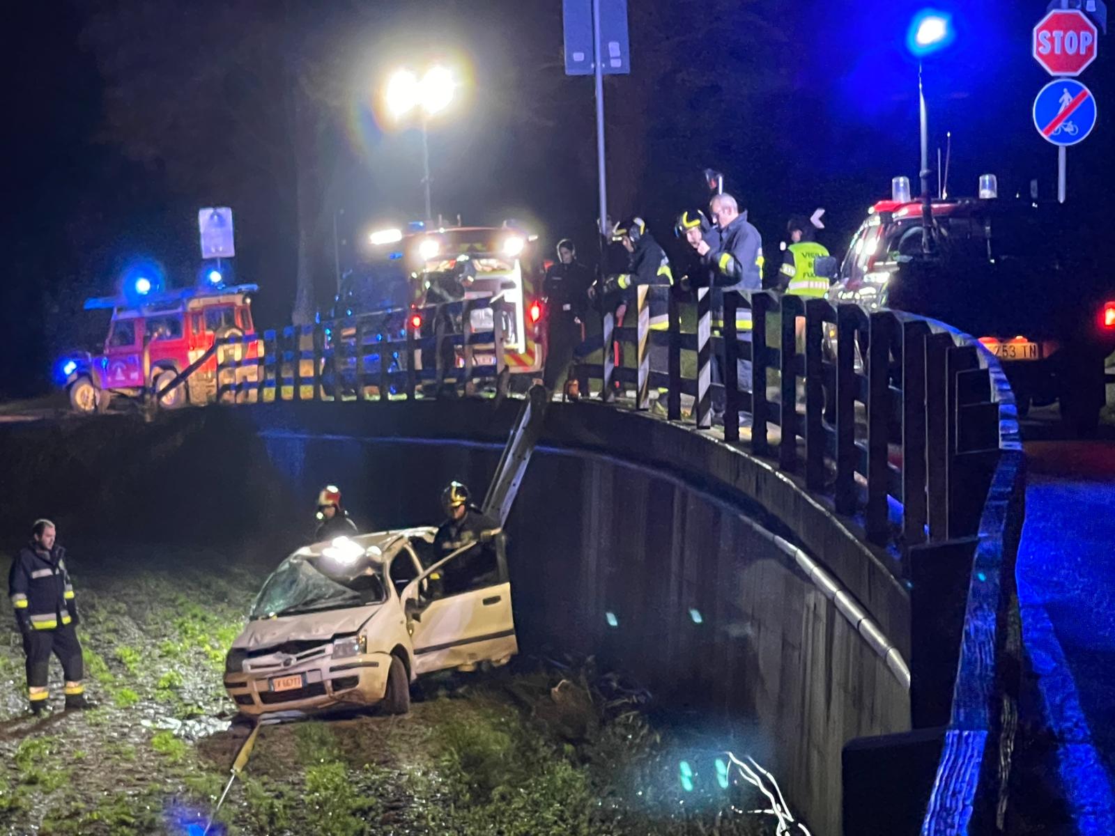 Drammatico incidente a Vezzano, auto esce di strada e precipita per 4 ...
