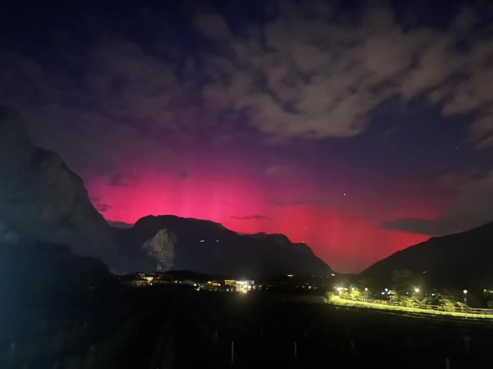 Aurora Boreale in Trentino: ecco le foto del rarissimo fenomeno