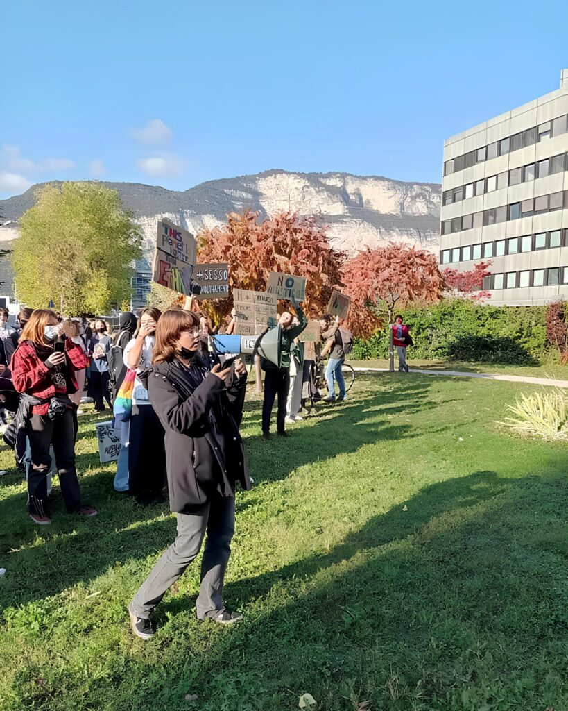 La protesta degli studenti nel cortile del Vittoria
