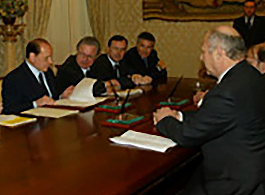 A sinistra il presidente Silvio Berlusconi durante un incontro con Luis Durnwalder (a destra)