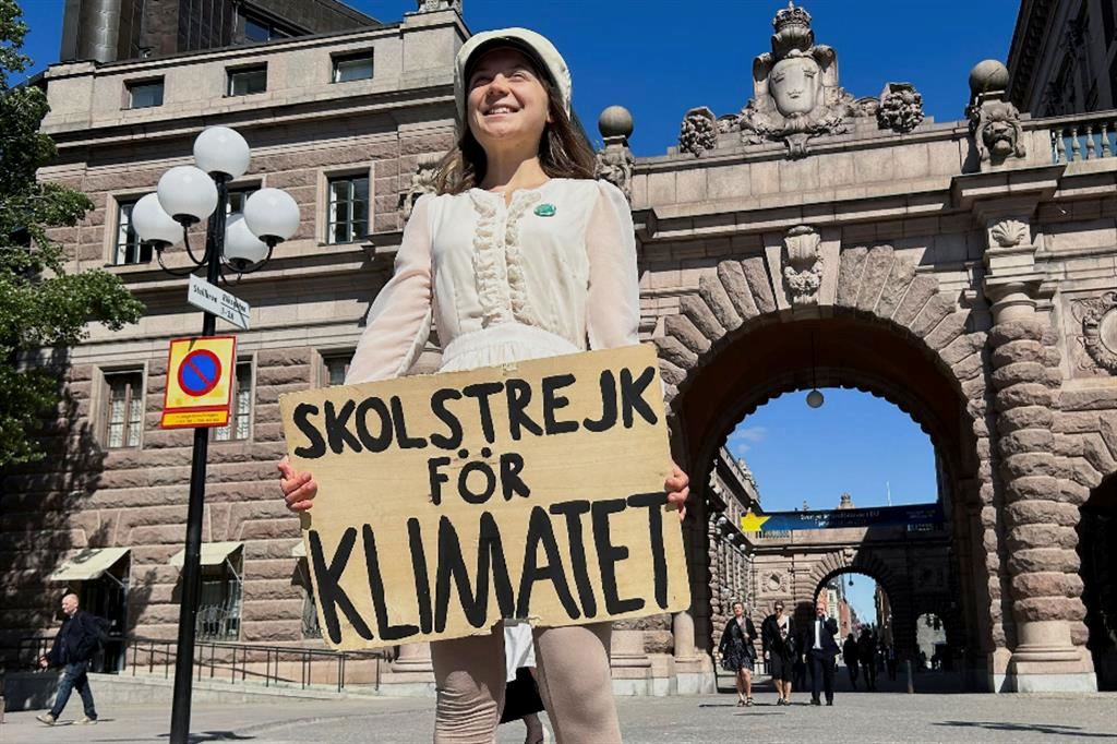 Greta Thunberg con il suo famoso cartello
