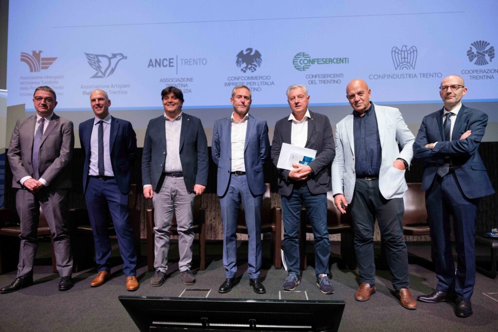 Da sinistra i candidati Maurizio Fugatti (Centrodestra), Alex Marini (M5s), Francesco Valduga (Centrosinistra), Filippo Degasperi (Onda), Sergio Divina (Alleanza per il Trentino) e Marco Rizzo (Democrazia Sovrana) Foto Marco Loss