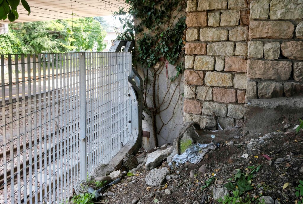 L'angolo sotto il cavalcavia dove è stata trovata la giovane