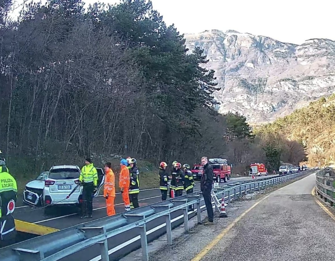 Vezzano, scontro fra tre auto: lunghe code sulla Gardesana e senso ...