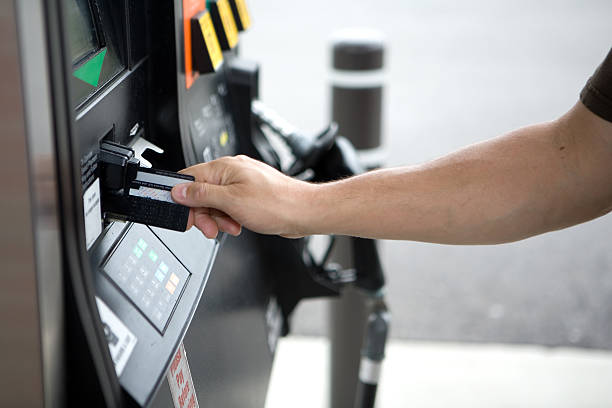 Tentano di clonare dei bancomat al distributore automatico di carburante:  denunciati