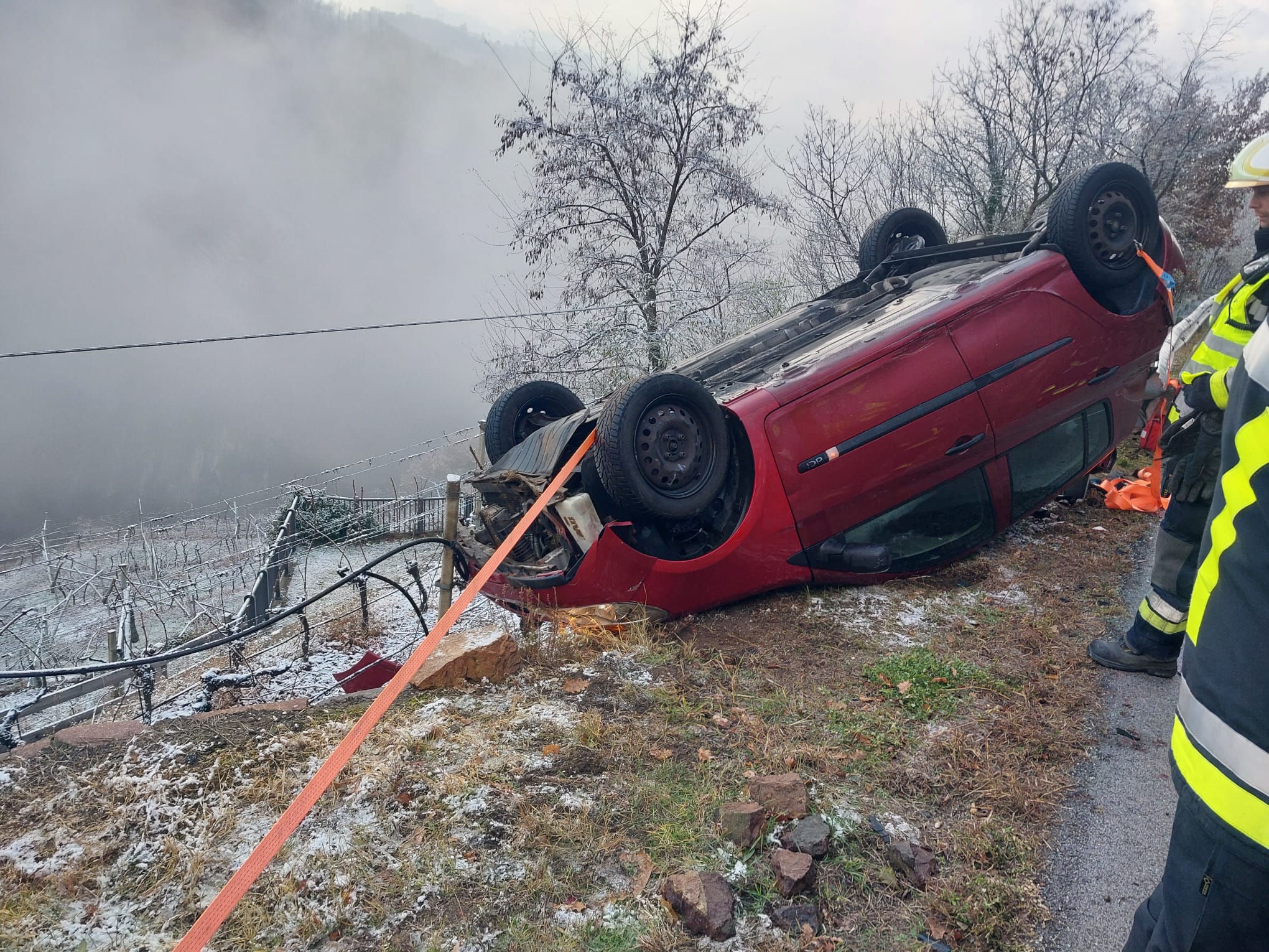 Finisce con l’auto contro una roccia e si ribalta in mezzo alla strada ...