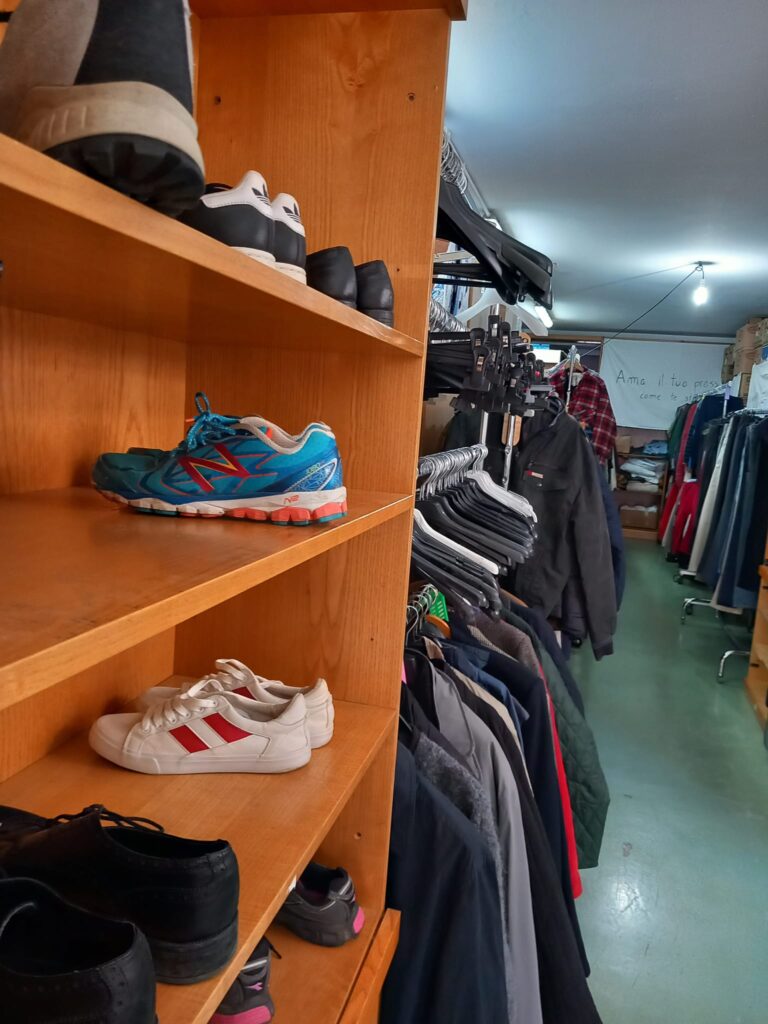 Aiutare le persone senzatetto l appello di Tabita Servono scarpe e zaini